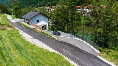 a skateboard ramp on a hill with a house at APARTMAJI SILVA in Slappe dʼIdria