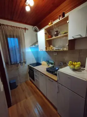 a kitchen with a bowl of fruit on the counter at Mini hiška v objemu vinograda in Pristava pri Mestinju