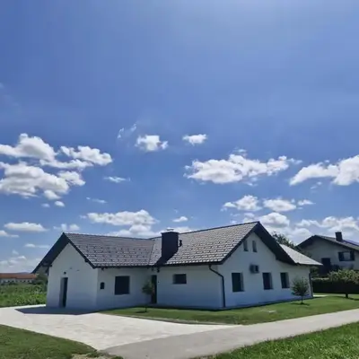 Orange house Šempeter