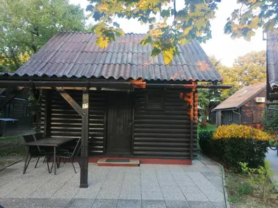 a small cabin with a table and a roof at Počitniška hišica Patrik Terme Čatež in Mostec