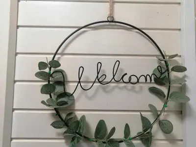 a wreath hanging on a wall with the word welcome at Počitniška hišica Patrik Terme Čatež in Mostec