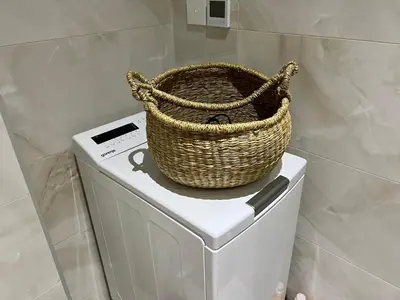 a basket sitting on top of a washing machine at Diamant apartment pri sejmu MOS in Celje