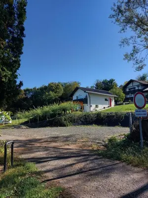 a road with a sign in front of a house at Apartma Ob jezeru in Gradišče v Slovenskih Goricah