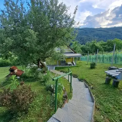 moderno opremljena hiša z odmaknjeno lokacijo