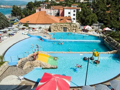 an overhead view of a large swimming pool with people in it at Glamping Terme Čatež in Brežice