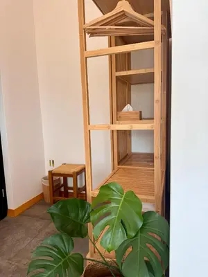 a room with a book shelf and a plant at La Cubanita in Kojsko