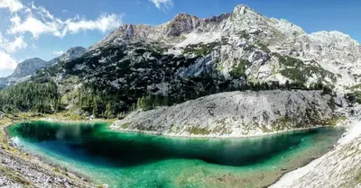 a mountain lake in the middle of a mountain at ArtRock Studio in Radovljica