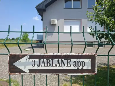 a sign that reads jaberamineap on a fence at 3 JABLANE apartmaji in Beltinci
