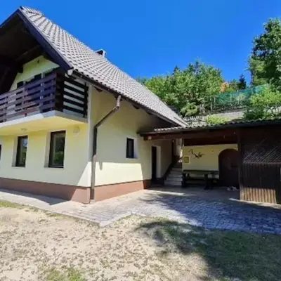 Idyllisches Haus in der Natur