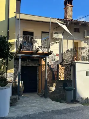 a house with a garage and a balcony at PERLE d ARCONI in Renče