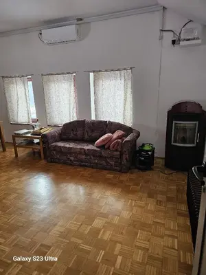 a living room with a couch and a wooden floor at Avecchiasegheria in Most na Soči