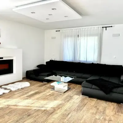 Spacious Cosy Apt with Pool and Parking
