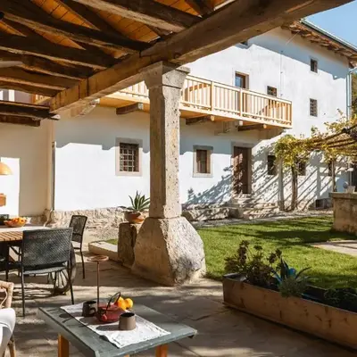 Vila Kobdilj 1835 Historic Homestead with Shared Courtyard