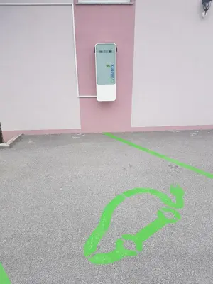a green arrow is painted on a pink building at Apartment House Sumrak in Bizeljsko