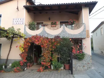 a building with flowers on the side of it at APARTMA in SOBE PILIH in Vipava