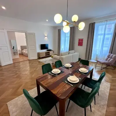 Spacious Designer Apartment in heart of the town
