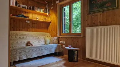 a room with a bed in a room with a window at Chalet Iskaretreat in Ig