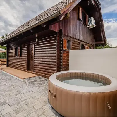 Log Cabin Vista View with Seasonal Hot Tub