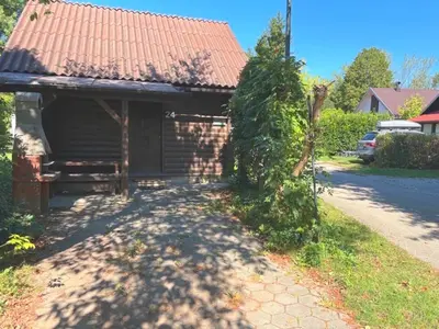 a small house with a red roof and a driveway at Holzhaus in der Therme Čatež - familienfreundlich, Nähe WinterSommerRiviera in Brežice