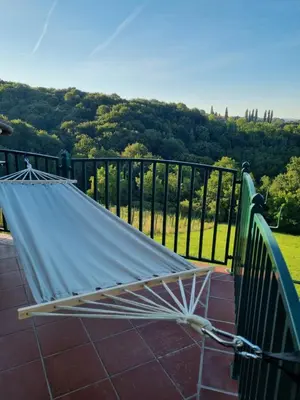 a green umbrella sitting on top of a patio at Romantisches Kellerstöckl - Jeruzalem in Ivanjkovci