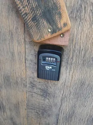 a remote control sitting on top of a wooden table at Glamping Medvedjek - Nočitev v vinskem sodu in Velika Loka