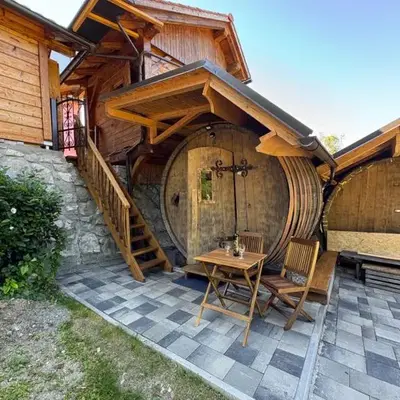Glamping Medvedjek - Nočitev v vinskem sodu