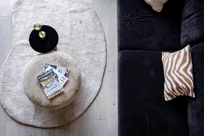 a hat sitting on a rug in a living room at Chalet Aurora