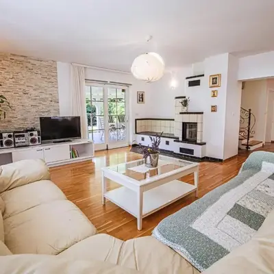 Stunning Rural Holiday Home with Garden and BBQ - Four Bedroom Holiday Home