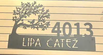 a sign on a wall with a tree on it at Oddam hiško Lipa Čatež - Čateške Toplice in Brežice