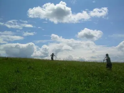 two people standing in a field flying a kite at Apartment Stacaravan Rozika Slowenien by Interhome in Slovenj Gradec