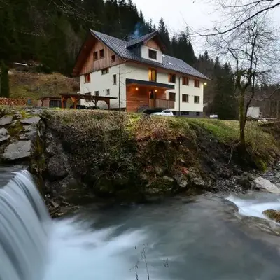 Apartmaji nad potokom
