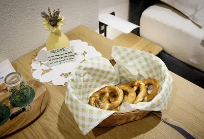 a basket of pretzels and a vase on a table at Turistična kmetija in pivovarna Flajs in Žalec