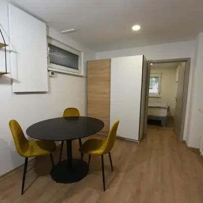 Quiet One-Bedroom Near City Center Free Parking
