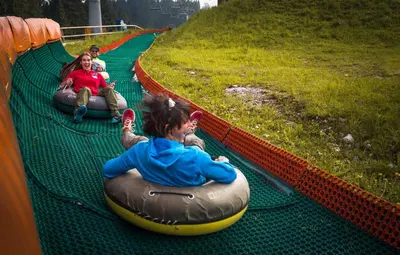 a group of children riding on a roller coaster at Apartmajska hiša Muštrinka in Cerklje na Gorenjskem