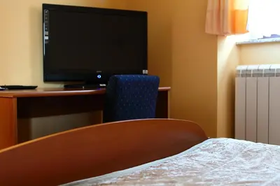 a room with a desk with a television and a chair at Bed and Breakfast Malovec in Divača
