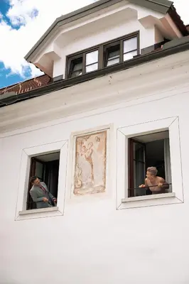 two stuffed bears in windows of a white house at Hiša Linhart, Hotel & Restaurant in Radovljica
