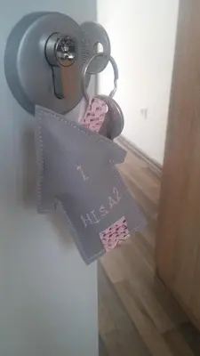 a key chain with a tag on a door at Hiša 2 in Tolmin