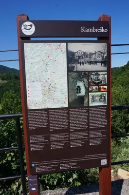 a sign for the top of kamikoszoszos at Valley View Apartment in Kambreško