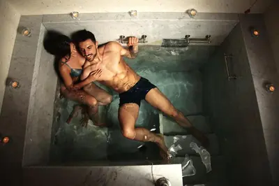a man and a woman in a bath tub at Rimske Terme Resort - Hotel Zdraviliški dvor in Rimske Toplice