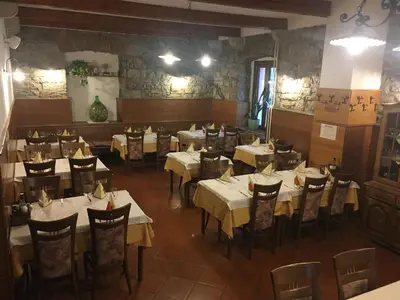 an overhead view of a restaurant with tables and chairs at Guesthouse Risnik in Divača