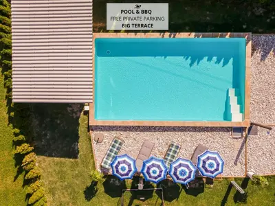 an overhead view of a swimming pool with umbrellas at Apartmaji pri Jožu in Bohinj