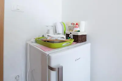 a counter with a green bowl on top of a refrigerator at House DorMica in Trenta