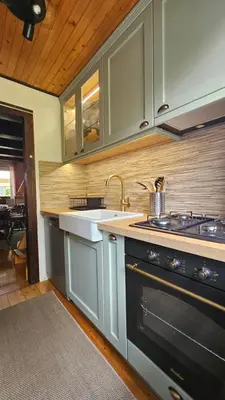 a kitchen with a sink and a stove at Hugo's House in Rakitna