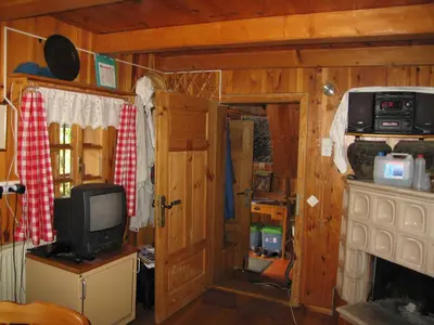 a small room with a television and a stove at Holiday Home Carovina in Paradiž