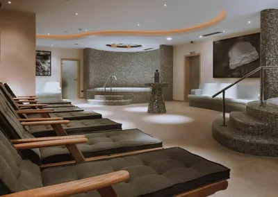 a lobby with a row of chairs and a tub at Hotel Arena Maribor in Maribor