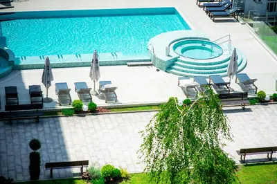 an overhead view of a swimming pool with chairs and umbrellas at Grand Hotel Donat Superior & Wellness Center in Rogaška Slatina