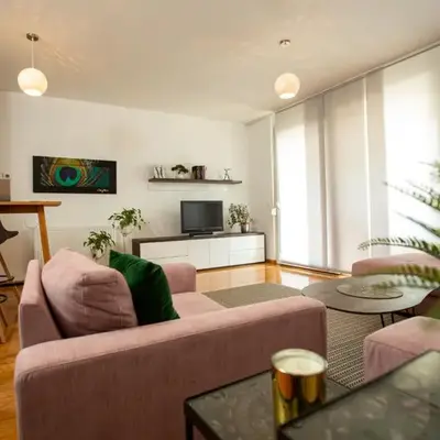 Bright 2-Bed Apartment Free Parking & WiFi - Walk to Old Town
