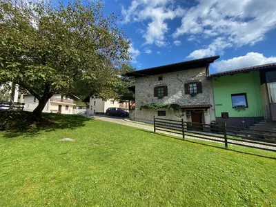 a yard with a house and a tree at Apartma Skednj in Kobarid