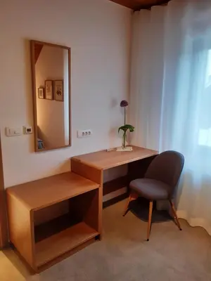 a desk and a chair in a room with a mirror at SOBE U SIRRC in Bled
