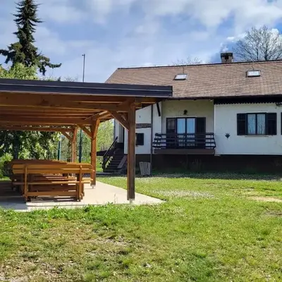 Koča sredi gozda